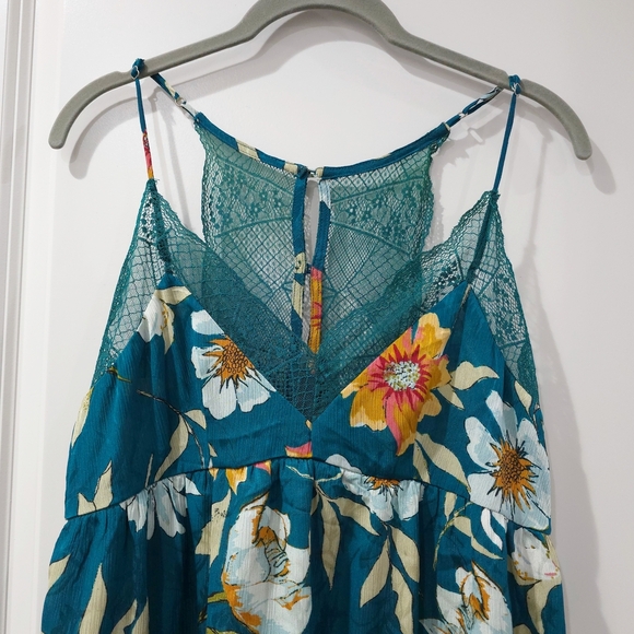 ✨️4/$20. Spring Floral Teal Sleeveless Cami Top, Lace Detail, Back Button Detail - Picture 4 of 16